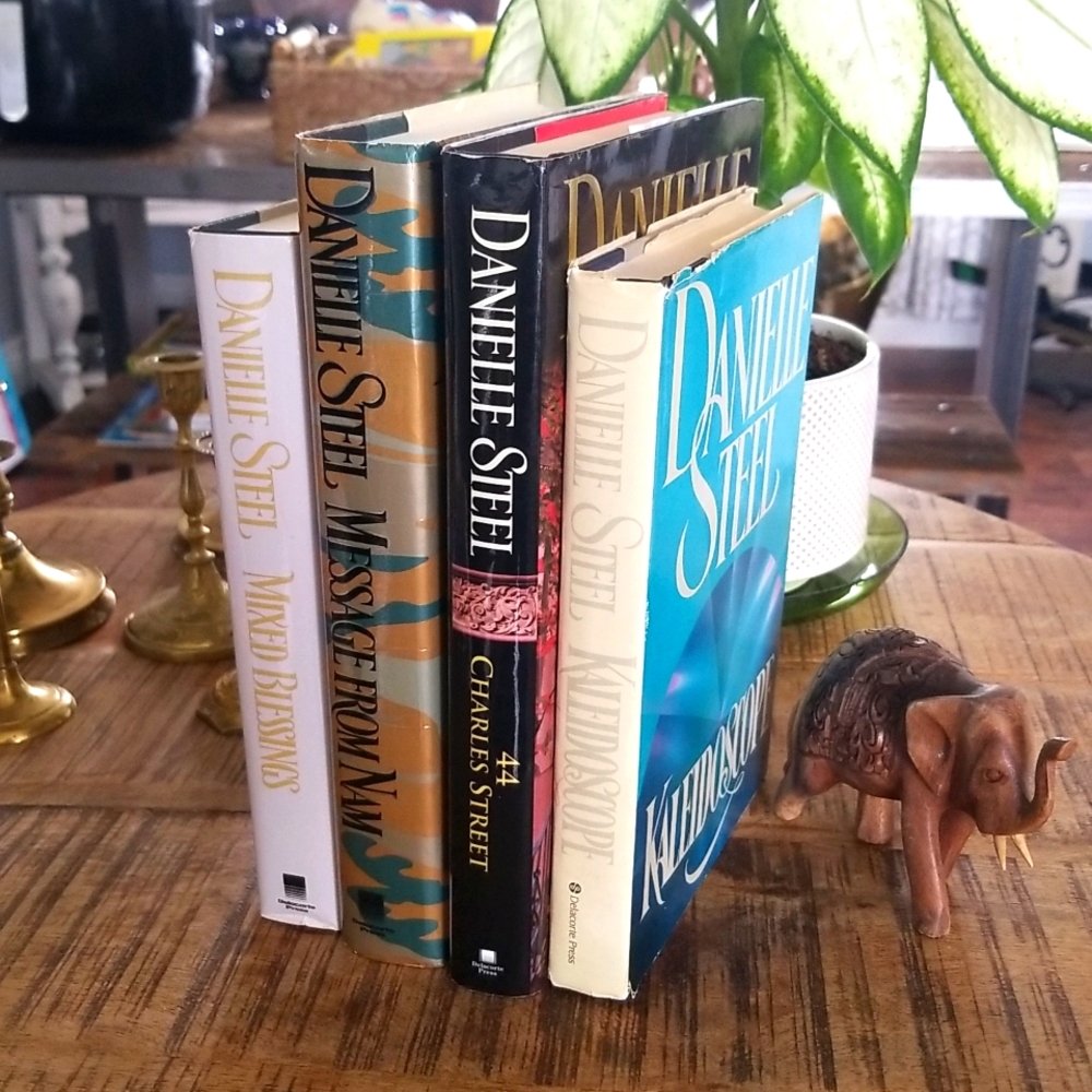 📚Vtg Daniel Steel Four Hardcover Books📚